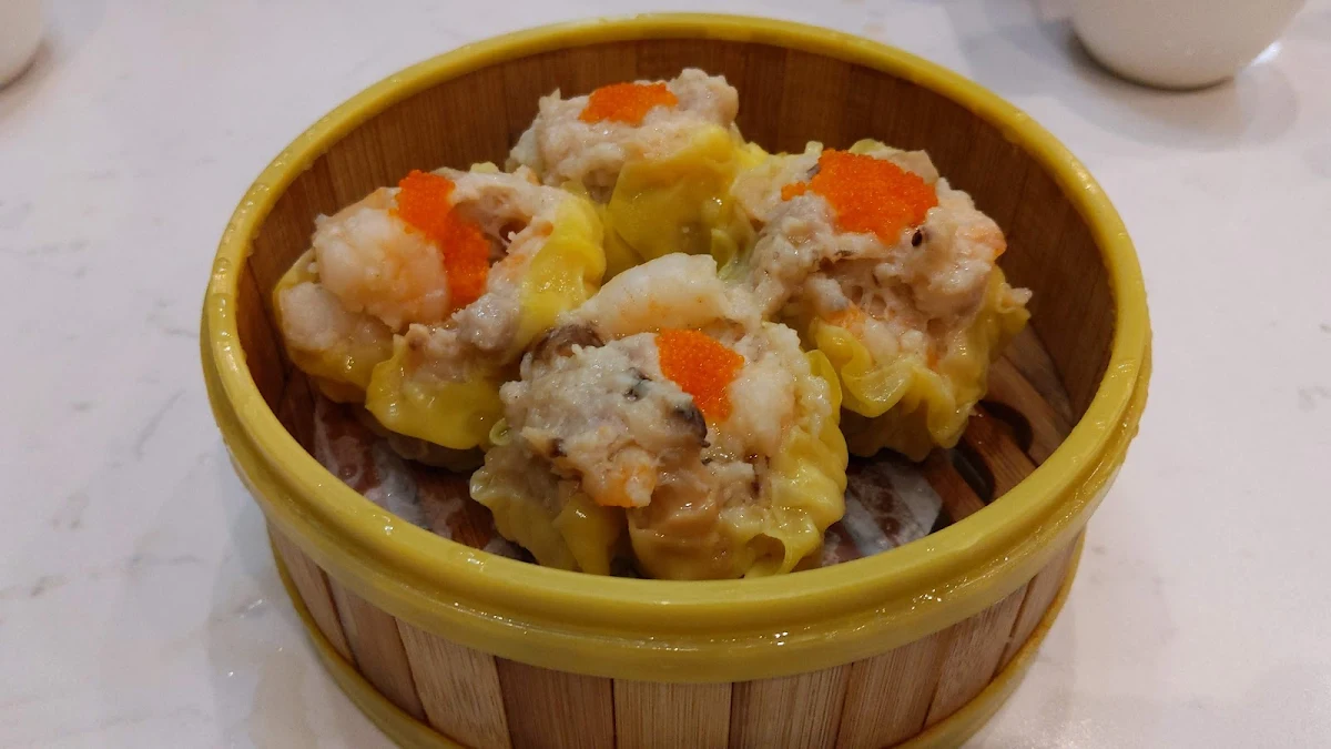 steamed pork shao mai with fish roe 飞鱼子烧卖皇